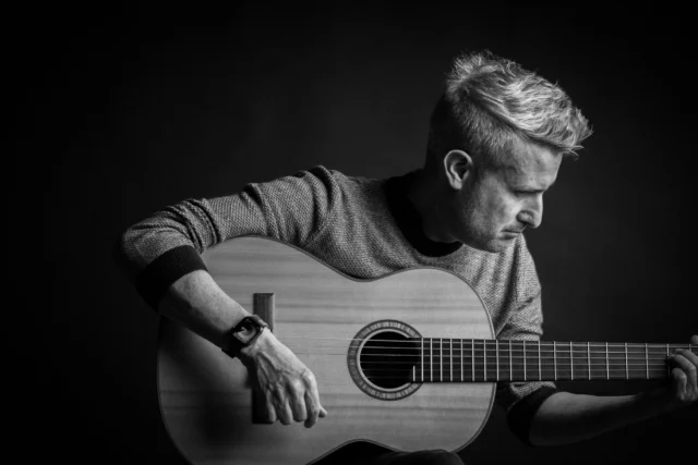 Stefan Ruf spielt Akustikgitarre