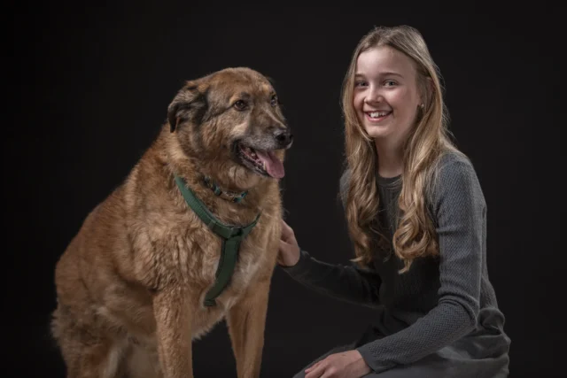 Eine junge Frau im Porträt mit einem Hund